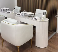 Tables de manucure modernes blanches à double ou simple poste avec plateau en marbre et ensemble de chaises avec dépoussiéreur pour poste de beauté et de manucure