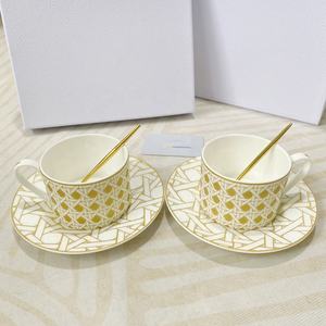 Vente en gros de 41 pièces d'assiettes à dessert en porcelaine de style européen et de services de table en porcelaine fine à carreaux dorés de luxe - Product Image 5