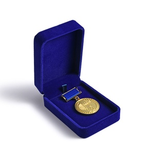 Medalla de Metal Dorada con Relieve y Amuleto, Diseño Personalizado para Recuerdo - Product Image 2