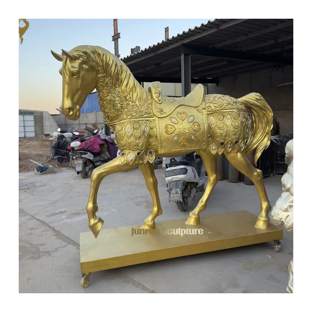 Escultura de metal artesanal em tamanho real, estátua de cavalo em bronze com cor dourada brilhante, sela e flores de pérolas luxuosas