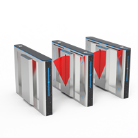 Barrière à battant avec système de contrôle d'accès RFID pour l'entrée d'un immeuble de bureaux