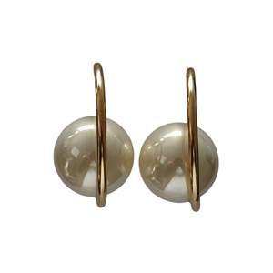 Boucles d'oreilles créoles en acier inoxydable plaqué or PVD avec perles, bijoux de mode durables et résistants - Product Image 1