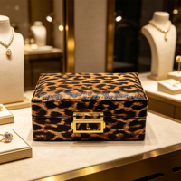 Boîte à bijoux en cuir PU à motif léopard avec miroir intégré, quincaillerie métallique, doublure en velours, boîte à bijoux portable pour emballage cadeau de marque
