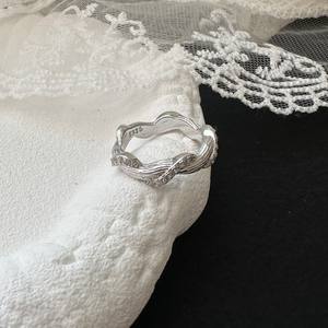 Bague en argent pur S925, motif torsadé vintage, design de niche, bijoux légers et tendance, simple, empilable, incrustation en forme de chiffre - Product Image 1