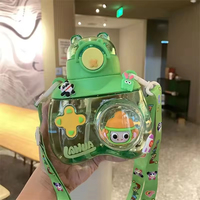Bouteille d'eau en plastique de 750 ml pour enfants, portable, avec paille et sangle, motif dessin animé, idéale pour l'école et les activités sportives en extérieur