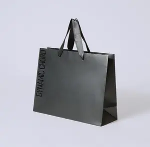 कस्टम डिजाइन रिबन संभाल लक्जरी गहने कॉस्मेटिक उपहार कपड़े शॉपिंग पैकेजिंग 250 जीएसएम कला पेपर बैग के लिए कपड़े