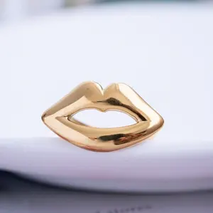 Ide produk baru cincin bibir emas modis emas 18k baja tahan karat dipoles tinggi cincin bibir besar berlebihan