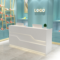Bureau d'accueil minimaliste moderne pour les magasins de vêtements, les salons de manucure, les salons de coiffure, les magasins et les salons de beauté