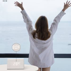 นาฬิกาไม้ดิจิทัลทรงสามเหลี่ยมเปิดใช้งานด้วยเสียงอัจฉริยะไฟ LED ยอดนิยมแหล่งจ่ายไฟแบบคู่นาฬิกาปลุกทำจากไม้ - Product Image 5