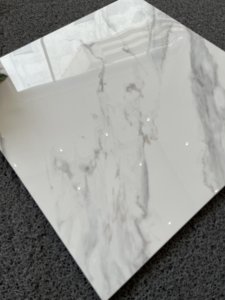 Piastrelle in Ceramica Effetto Marmo Bianco <span class=keywords><strong>Carrara</strong></span> Lucido 24x24, Design Moderno per Pavimenti Domestici, Funzione Mattone Refrattario, Prezzo Conveniente - Product Image 3