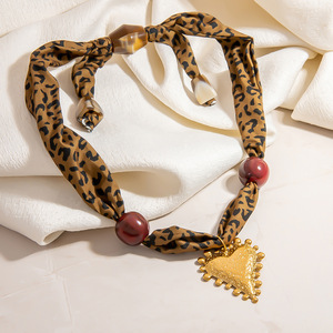 Collar de seda con estampado de leopardo y colgante de corazón dorado para mujer, joyería de moda, accesorio con cadena de acero inoxidable - Product Image 2