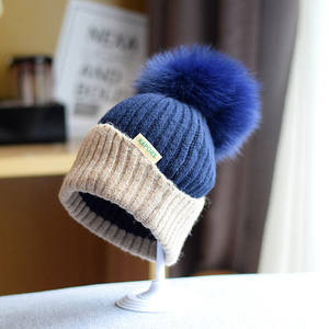 Nouveau bonnet en tricot coréen en peluche pour l'automne-hiver 2026, avec pompon en <span class=keywords><strong>fourrure</strong></span> de <span class=keywords><strong>renard</strong></span>, couleur contrastée, protection des oreilles, bord roulé, pompon - Product Image 4
