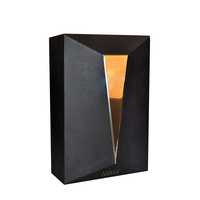 Caja de vino rectangular de papel de polipiel con revestimiento UV con tapa abatible y cierre magnético para regalar whisky