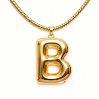 Collier et pendentif ajustables, confortables, imperméables, plaqués or, avec nœud papillon et lettre, pour chiens et chats – Style simple, moderne et élégant