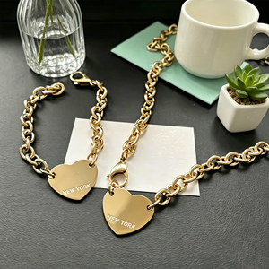 Set di Gioielli <span class=keywords><strong>da</strong></span> Donna <span class=keywords><strong>con</strong></span> Ciondoli a Cuore Incisi, <span class=keywords><strong>Collana</strong></span> e Bracciale <span class=keywords><strong>con</strong></span> Catena Cubana Placcata Oro, Regalo Personalizzato <span class=keywords><strong>con</strong></span> Incisione NEW YORK - Product Image 1
