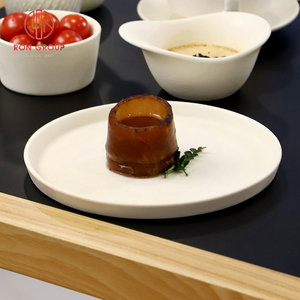 Piatto in Ceramica Bianca Minimalista Moderno per Elegante Presentazione di Dessert con Tocco Organico Set da Ristorante - Product Image 1
