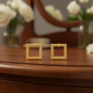 Boucles d'oreilles clous carrées dorées E3152, micro-incrustations géométriques, en alliage de zinc, bijoux unisexes classiques et tendance - Product Image 2