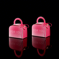 Boîte cadeau réutilisable éco-responsable rouge rosé avec motif en relief, finition brillante/mate et vernis UV pour souvenir de mariage