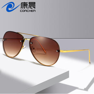 Gafas de sol Conchen Aviator con montura metálica y protección UV400 para hombres, ideales para conducir, viajar y complementar atuendos de moda. - Product Image 1