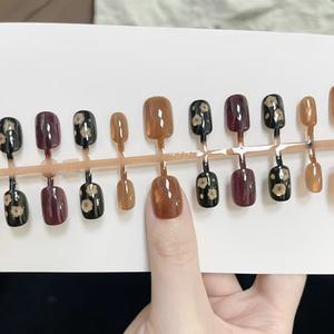 Lot de 30 faux ongles à porter, style vintage 'Old Money', motif fleur noir et or, demi-couverture, nouvelle collection Xiaohongshu, très tendance, motif chat porte-bonheur - Product Image 1