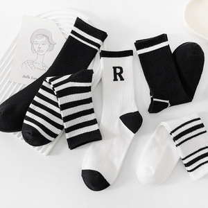Calzini da Donna Autunno Inverno, Lavorati a Maglia con Righe e Lettere, Stile Skateboard e College, Vendita all'Ingrosso - Product Image 4