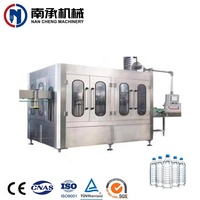 Machine de remplissage d'eau automatique 3 en 1 : Rinseuse, remplisseuse et boucheuse pour petites lignes de bouteilles d'eau pure et minérale en plastique PET