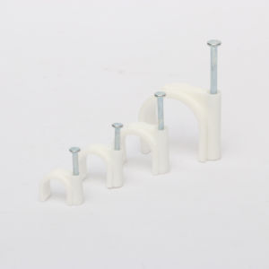 Clips de câble circulaires de type PE à insertion, élastiques et résistants aux chocs, fixés par clou, permettant d'économiser du temps et des coûts - Product Image 1