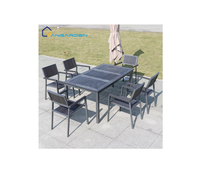 Ensemble table et chaises empilables en plastique et bois pour extérieur, usage commercial, résistant aux UV et à l'eau, personnalisable en gros