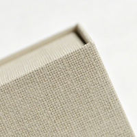 Boîte cadeau rigide en papier avec fermeture magnétique de luxe, logo personnalisé, finition en lin texturé, avec insert en velours