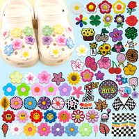 Breloques de chaussures tendance aux fleurs colorées, breloques à carreaux fleurs de cerisier, accessoires de décoration personnalisés pour sabots, vente en gros