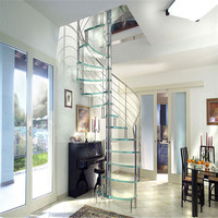 Escalier en colimaçon moderne en verre pour intérieur, design personnalisé avec colonne centrale en acier et marches en verre