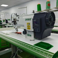 Machine à coudre plate industrielle DS-4400 à une aiguille et triple entraînement pour la fixation de tapis et moquettes, avec pied entraîneur