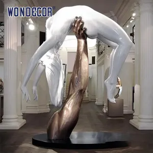 Wondecor grande sosteniendo una escultura de bronce de una mujer en la mano
