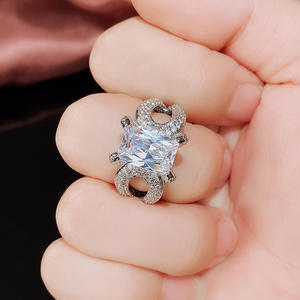 Anello di Diamanti F1437 con Taglio Smeraldo, Oro Bianco Naturale, Diamanti Laterali Colore D, per Fidanzamento Femminile - Product Image 6