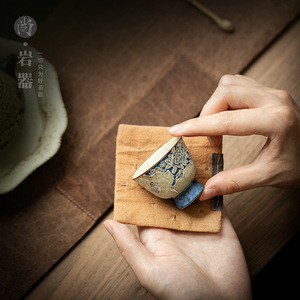 Taza de Té de Cerámica Creativa, Taza de Porcelana con Forma Irregular, Taza de Té Kung Fu con Diseño de Tallo de Peonía Azul, Origen Dehua - Product Image 1