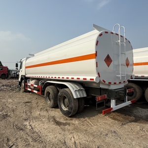 Camión Cisterna de Combustible Usado Howo Sinotruk 6x4 8x4 371hp 375hp de Acero al Carbono 20m3, Vehículo de <span class=keywords><strong>Transporte</strong></span> Logístico Personalizable - Product Image 4