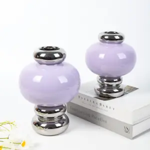 Керамическая фиолетовая ваза с сушеными цветами в скандинавском стиле