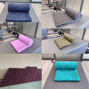 מגבת יוגה סרוגה בהתאמה אישית 320 גרם מיקרופייבר חומר מאושר OEKO-TEX סופג זיעה במיוחד דוגמת אחיזה נגד החלקה יוגה חמה - Product Image 6