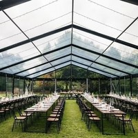 Tente de réception extérieure à grande portée avec structure noire pour mariages et événements