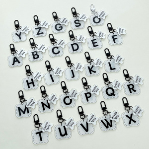 Llavero de acrílico con letras inglesas de alta calidad, antipérdida, creativo, para parejas, diseño de dibujos animados, colgante de moda para bolso, diseño lindo, personalizable - Product Image 1