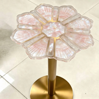 Table d'appoint décorative en résine époxy classique en forme de fleur, avec cadre en métal doré, pour salon et chambre à coucher