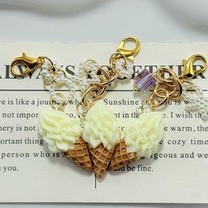 Porte-clés cornet de glace en acrylique durable, imprimé UV, motif dessin animé, accents dorés, cadeau d'anniversaire fantaisie pour femme, marque CHENXI - Product Image 1