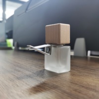Bouteille Dépolie de 8 ml, Désodorisant de Voiture à Clip, Diffuseur de Parfum pour Grille d'Aération, Récipient d'Huile Essentielle, Diffuseur à Bâtonnets en Verre pour Voiture