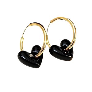 Juego de pendientes de acero de titanio con forma de corazón rojo, aretes retro franceses con diseño de corazón y efecto de goteo de aceite, exquisitos y de nicho transfronterizo. - Product Image 5