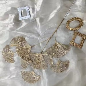 Fleurs Artificielles à 3 Branches, Intemporelles, pour Décoration Murale, Nouvel An, Halloween, Saint-Valentin, Remise de Diplômes, Feuille de <span class=keywords><strong>Ginkgo</strong></span> <span class=keywords><strong>Biloba</strong></span> Dorée - Product Image 4