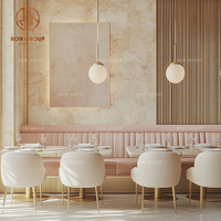 Meubles de restaurant élégants, chaises de salle à manger en cuir rose et banquettes avec tables rondes modernes pour café, salon de thé