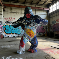 Sculpture en fibre de verre, statue de gorille en résine colorée peinte à la main, adaptée aux centres commerciaux, aux hôtels et à la décoration intérieure