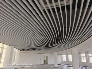 Plafond en alliage d'aluminium de forme carrée incurvée moderne pour plafond, série de déflecteurs en métal <span class=keywords><strong>imitation</strong></span> grain de bois - Product Image 6