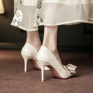 6687A-136 Zapatos de Novia para Mujer, Tacones de Aguja con Punta Puntiaguda, Decoración de Lazo en Cuero Patentado, Zapatos de Boda Blancos, Tacón Alto de 5cm-8cm - Product Image 2