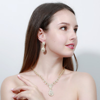 Parure de bijoux romantique plaquée rhodium pour mariée, idéale pour les cadeaux de fiançailles et d'anniversaire - Comprend un collier et des boucles d'oreilles, conçues dans le Guangdong